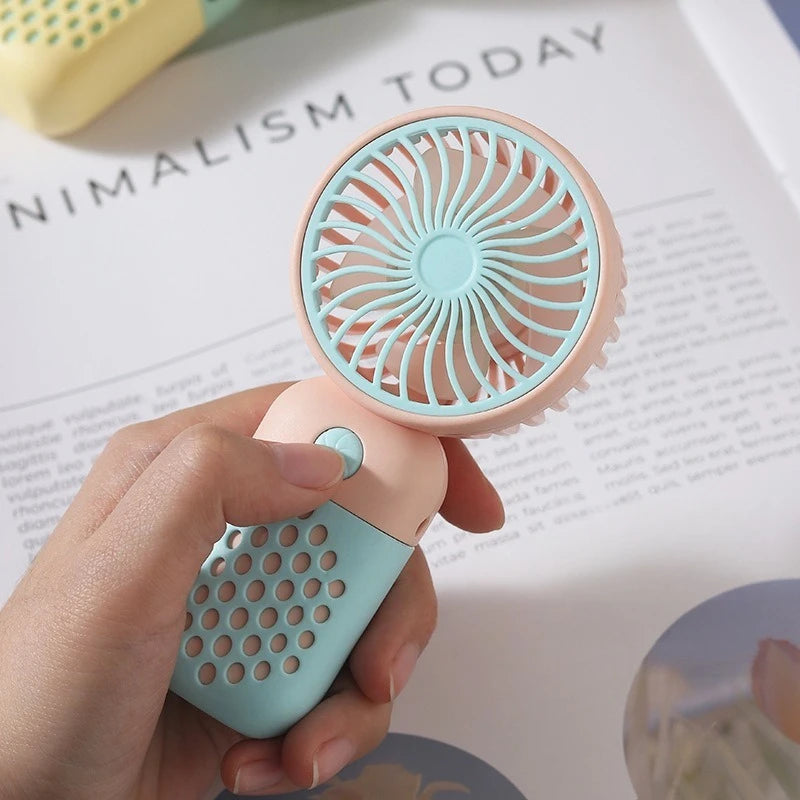 2025 Nouveau ventilateur de charge portable Dessin animé mignon petit étudiant charge petit ventilateur portable Mini ventilateur USB Mini poche