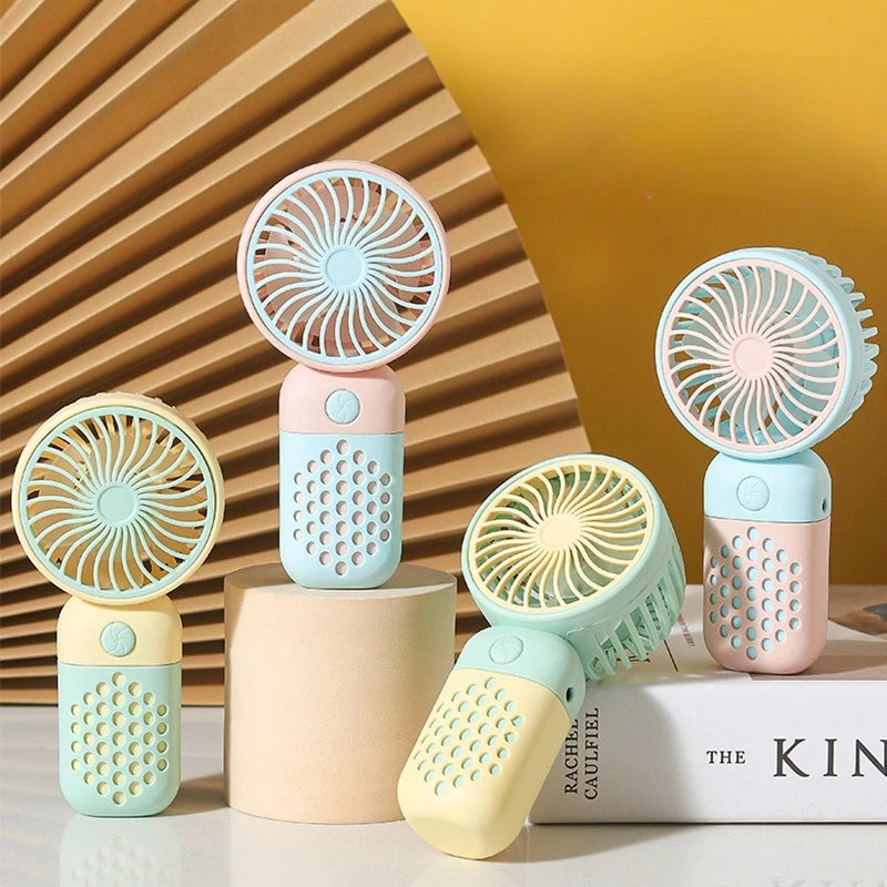 2025 Nouveau ventilateur de charge portable Dessin animé mignon petit étudiant charge petit ventilateur portable Mini ventilateur USB Mini poche